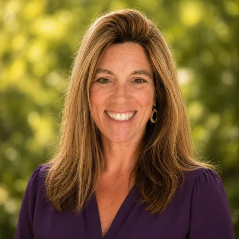 Portrait of Julie Bean, Associate Broker and Founding Partner of Bean Group.